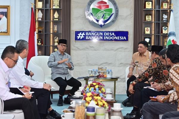 Mendes PDT Yandri Susanto saat menerima audiensi dari Bupati Garut Abdusy Syakur Amin (Foto: Humas Kemendes PDT) 