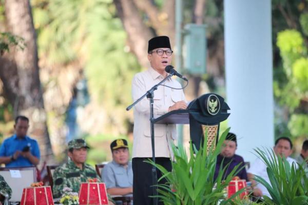 Mendes PDT Yandri Susanto saat memimpin Apel Siaga yang diikuti seluruh Kepala Desa se-Sulawesi Selatan, di Lapangan Rumah Jabatan Gubernur Sulsel, Kota Makassar (Foto: Humas Kemendes PDT) 