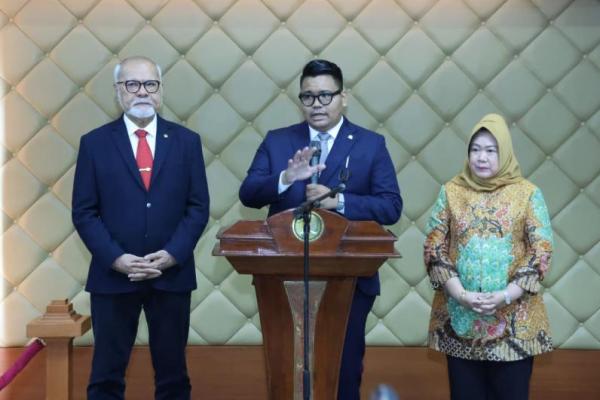  Wakil Ketua MPR Abcandra Muhammad Akbar Supratman memberi keterangan pers usai Rapat Gabungan di Lobby Gedung Nusantara IV, Komplek Parlemen Senayan, Jakarta (Foto: Humas MPR) 