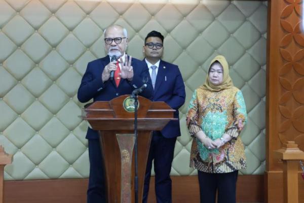 Ketua Badan Sosialisasi MPR RI, Abraham Liyanto dalam konferensi pers di lobi Nusantara IV, Kompleks Parlemen, Jakarta, Senin (18/5/2026), bersama Wakil Ketua MPR RI, Abcandra Muhammad Akbar Supratman; dan Plt. Sekretaris Jenderal MPR RI, Siti Fauziah (Foto: Humas MPR) 
