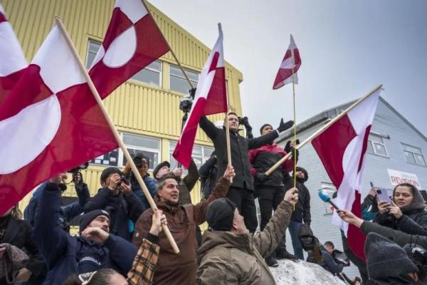 Perdana Menteri Greenland Jens-Frederik Nielsen terlihat saat ikut demonstrasi menentang tindakan dan pernyataan AS yang berupaya menguasai Greenland di Nuuk, Greenland, wilayah otonom Denmark, pada (17/1/2026). (ANTARA/Xinhua/Anders Kongshaug) 
