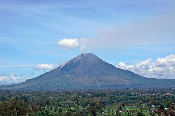 Gunung Sinabung di Kabupaten Karo, Sumatera Utara (Sumut) (Foto: Wikipedia) 