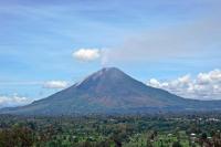 Gunung Sinabung di Kabupaten Karo, Sumatera Utara (Sumut) (Foto: Wikipedia)