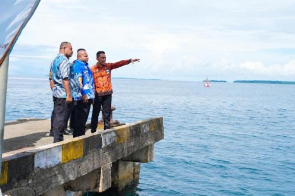 Kunjungan Gubernur Papua Matius Derek Fakhiri ke Pelabuhan Korido. Foto: hubla/katakini 