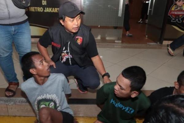 Ilustrasi - Pelaku begal dengan senjata tajam (Foto: Jurnas/Dok PMJ) 