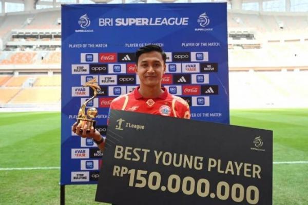 Bek Persija Jakarta, Dony Tri Pamungkas yang mendapatkan penghargaan pemain muda terbaik Super League musim 2025/26 (Foto: Ileague.id) 