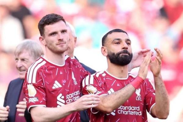 Andy Robertson (kiri) dan Mohamed Salah (kanan) mengucapkan salam perpisahan di Anfield pada Minggu (24/5) malam WIB (Foto: liverpoolfc.com) 