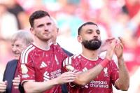 Andy Robertson (kiri) dan Mohamed Salah (kanan) mengucapkan salam perpisahan di Anfield pada Minggu (24/5) malam WIB (Foto: liverpoolfc.com)