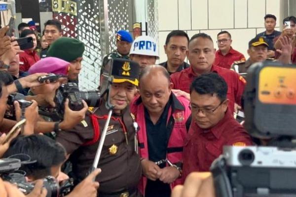 Mantan Kepala Badan Gizi Nasional (BGN), Dadan Hindayana mengenakan rompi khas tahanan Kejaksaan Agung. 