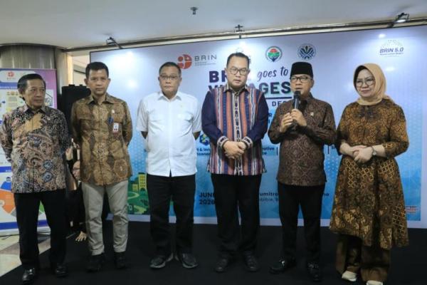 Mendes PDT Yandri Susanto (kedua dari kanan) usai kegiatan BRIN Goes to Villages: BRIN Menyapa Desa di Gedung B.J. Habibie, BRIN, Jakarta (Foto: Humas Kemendes PDT) 