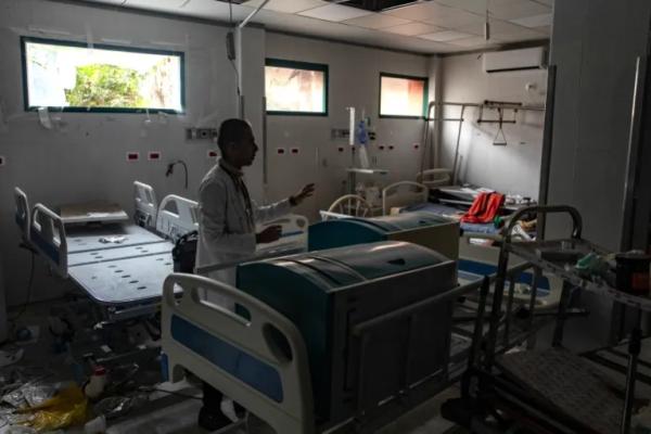 Seorang dokter Palestina memeriksa sebuah ruangan di dalam Rumah Sakit Nasser yang rusak di Khan Younis, setelah Israel menarik pasukan daratnya dari Jalur Gaza selatan (Foto: Haitham Emad/EPA 
