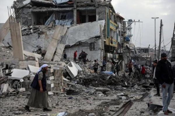 Puing-puing rumah usai serangan udara Israel ke wilayah Gaza. 