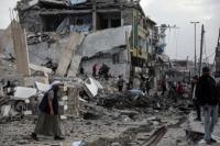 Puing-puing rumah usai serangan udara Israel ke wilayah Gaza.