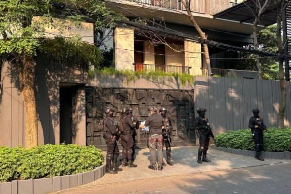 Petugas berjaga di depan rumah eks Wakil Menteri Imipas, Silmy Karim di Kebayoran Baru, Jakarta Selatan saat penggeledahan oleh KPK. 