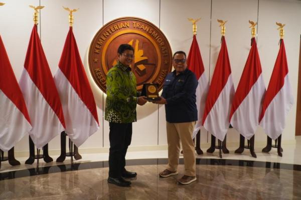 Wakil Menteri Transmigrasi (Wamentrans) Viva Yoga Mauladi menerima kunjungan Direktur Hubungan Kelembagaan PT. Agrinas Palma Nusantara (Persero) Cucu Somantri ke Gedung Makarti, Komplek Kantor Kementerian Transmigrasi (Kementrans), Kalibata, Jakarta (Foto: Kementrans) 