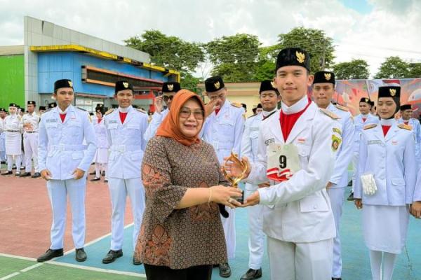 Plt Sekretaris Jenderal MPR RI Siti Fauziah menyerahkan penghargaan kepada pemenang Lomba Kreasi Baris-Berbaris dan Pengibaran Bendera (LKBB-PB) tingkat Provinsi Kalimantan Timur (Foto: Humas MPR) 
