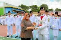 Plt Sekretaris Jenderal MPR RI Siti Fauziah menyerahkan penghargaan kepada pemenang Lomba Kreasi Baris-Berbaris dan Pengibaran Bendera (LKBB-PB) tingkat Provinsi Kalimantan Timur (Foto: Humas MPR)