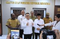 Kepala Staf Kepresidenan Dudung Abdurachman (dua dari kiri) dan Mendes PDT Yandri Susanto (dua dari kiri) saat konferensi pers (Foto: Humas Kemenedes PDT)