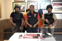 Kanit Unit 4 Subdit 3 Ditresnarkoba Polda Metro Jaya AKP Rumangga Putratama (tengah) bersama barang bukti yang diamankan dari tangan pasutri di wilayah Kota Bekasi, Jawa Barat (Foto: Ditresnarkoba Polda Metro Jaya via Antara)