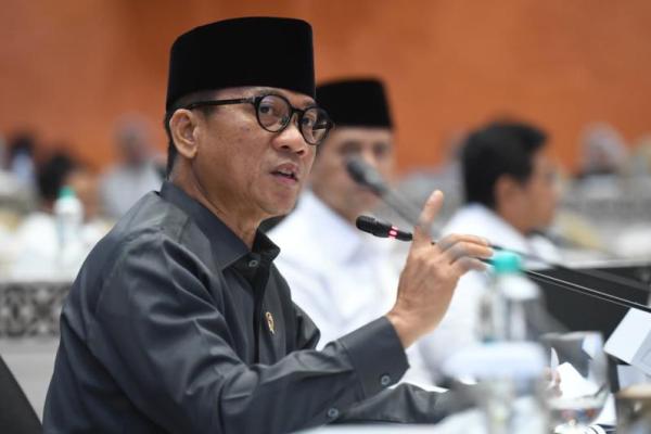 Mendes PDT Yandri Susanto saat menghadiri Rapat Kerja dengan Komisi V DPR pada Rabu (10/6/2026) (Foto: Humas Kemendes PDT) 