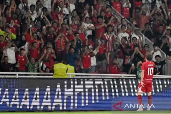 Penyerang Timnas Indonesia Ole Romeny melakukan selebrasi usai membobol gawang Timnas Mozambik dalam laga FIFA Matchday di Stadion Utama Gelora Bung Karno (SUGBK), Jakarta, pada Selasa (9/6) malam (Foto: Ant/M Risyal Hidayat/agr) 