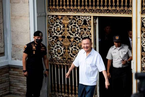 Mantan PM Thailand Thaksin Shinawatra setelah dibebaskan dengan status parole setelah menjalani delapan bulan dari hukuman satu tahunnya di Penjara Pusat Klong Prem, Bangkok, Thailand. 