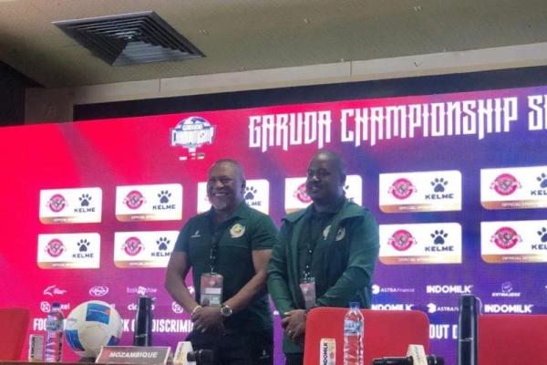 Pelatih timnas Mozambik Chiquinho Conde (kiri) pada jumpa pers usai pertandingan FIFA Match Day melawan timnas Indonesia di Stadion Utama Gelora Bung Karno, Jakarta, Selasa (9/6) malam WIB (Foto: Ant/Zaro Ezza Syachniar) 