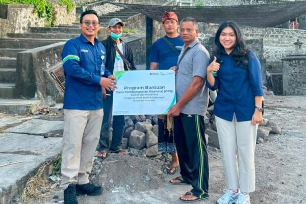 Penyaluran bantuan PT ASDP Indonesia Ferry untuk masyarakat adat di Bali. Foto: asdp/katakini 