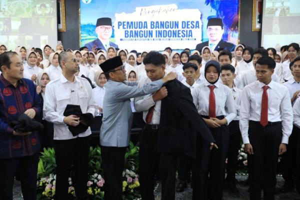 Mendes PDT Yandri Susanto resmi kukuhkan 200 peserta Program Pemuda Bangun Desa Bangun Indonesia angkatan pertama (Foto: Humas Kemendes PDT) 