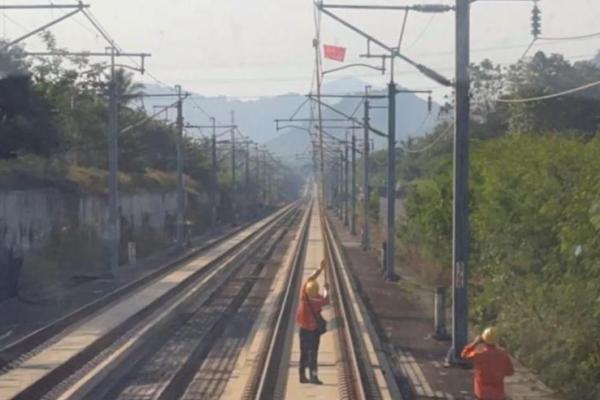 Petugas KCIC mengamankan layang-layang yang tersangkut di jalur kereta cepat Whoosh. Foto: kcic/katakini 