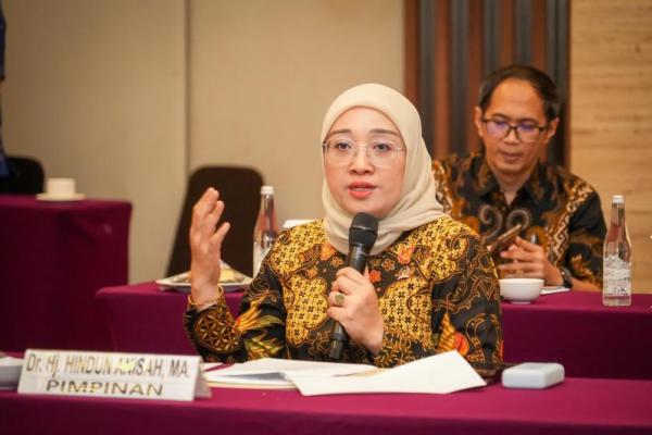 Wakil Ketua Badan Pengkajian MPR RI, Hindun Anisah dalam Focus Group Discussion (FGD) bertema Desentralisasi, Otonomi Daerah, Pemerintahan Daerah dan Desa, yang digelar di Bandung, Kamis (11/6/2026). (Foto: Humas MPR 