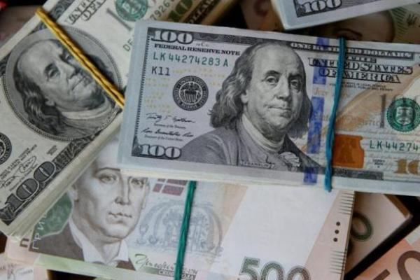 Ilustrasi - uang kertas Dolar AS, Euro, dan Hryvnia Ukraina (Foto: REUTERS) 