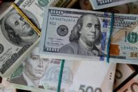 Ilustrasi - uang kertas Dolar AS, Euro, dan Hryvnia Ukraina (Foto: REUTERS)