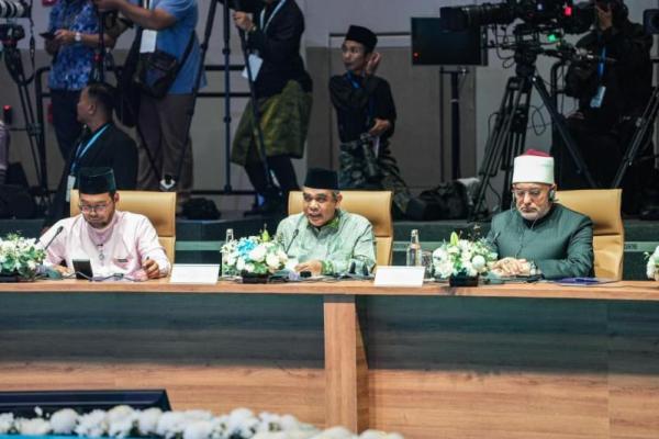 Ketua MPR RI Ahmad Muzani (tengah) menghadiri International Summit of Religios Affairs di Kuala Lumpur, Malaysia, Jumat (12/6). (Foto: Humas MPR) 