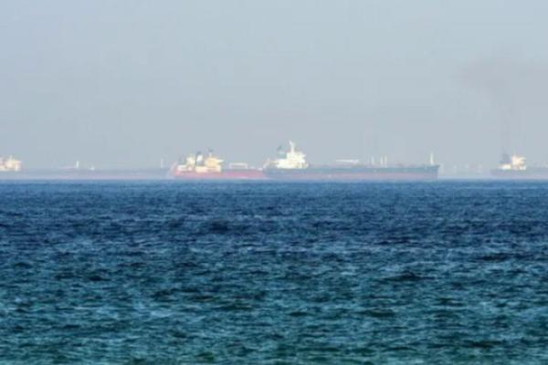 Sebuah kapal tanker terkena proyektil tak dikenal di haluan kirinya di lepas pantai Oman, kata United Kingdom Maritime Trade Operations (UKMTO) pada hari Sabtu (Foto: AFP) 
