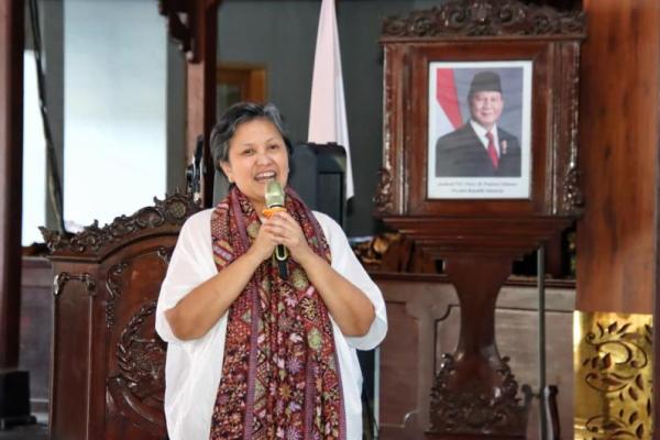 Wakil Ketua MPR RI Lestari Moerdijat pada acara penyerapan aspirasi masyarakat bertema Penguatan Demokrasi Substansi dan Etika Berbangsa yang dikemas dalam bentuk talkshow mengangkat topik Lengger Banyumas: Menjaga Warisan, Merawat Kesadaran Bangsa (Foto: Humas MPR) 