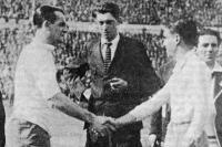 John Langenus (tengah), wasit pertama turnamen Piala Dunia pada tahun 1930 (Foto: The Guardian)