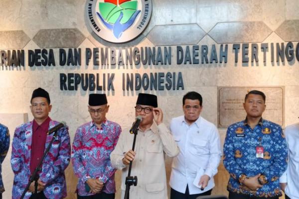 Menteri Desa dan Pembangunan Daerah Tertinggal (Mendes PDT), Yandri Susanto (tengah) bersama jajaran staf Kemendes PDT dan Perangkat Desa melakukan konferensi pers usai membuka Rapat Kerja Nasional (Rakernas) dan Hari Ulang Tahun ke-20 Persatuan Perangkat Desa Indonesia (PPDI) di Jakarta pada Rabu (Foto Vaza/Katakini)  
