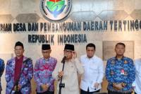 Menteri Desa dan Pembangunan Daerah Tertinggal (Mendes PDT), Yandri Susanto (tengah) bersama jajaran staf Kemendes PDT dan Perangkat Desa melakukan konferensi pers usai membuka Rapat Kerja Nasional (Rakernas) dan Hari Ulang Tahun ke-20 Persatuan Perangkat Desa Indonesia (PPDI) di Jakarta pada Rabu (Foto Vaza/Katakini) 