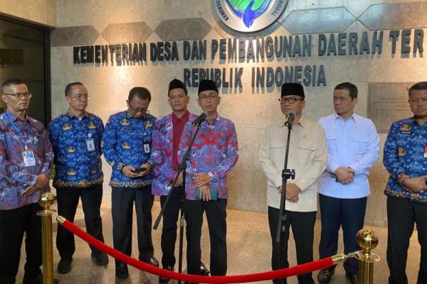 Ketua Persatuan Perangkat Desa Indonesia (PPDI), Sarjoko (lima dari kiri) memberikan keterangan pers usai mengikuti acara pembukaan Rakernas dan Harlah ke-20 PPDI di Jakarta, pada Rabu (27/6) (Foto: Katakini.com) 