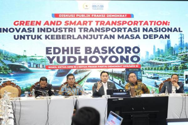Wakil Ketua MPR RI Edhie Baskoro Yudhoyono atau Ibas (tengah) menghadiri Diskusi Publik bertajuk Green and Smart Transportation: Inovasi Industri Transportasi Nasional untuk Keberlanjutan Masa Depan, Rabu (Foto: Humas MPR) 