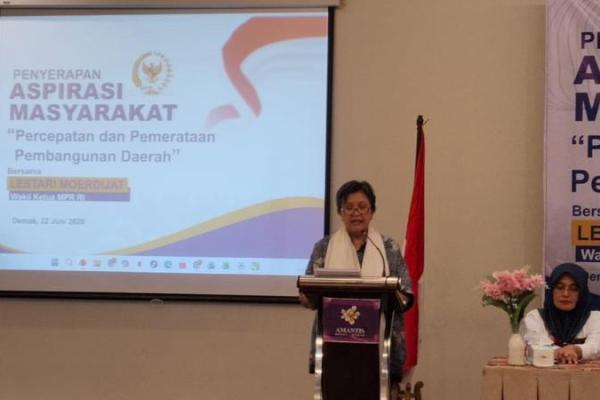 Wakil Ketua MPR RI Lestari Moerdijat dalam acara penyerapan aspirasi masyarakat MPR RI bertema Percepatan dan Pemerataan Pembangunan Daerah: Tantangan Ekologi dan Infrastruktur yang digelar di Hotel Amantis, Demak, Jawa Tengah, Senin (22/6). (Foto: MPR) 