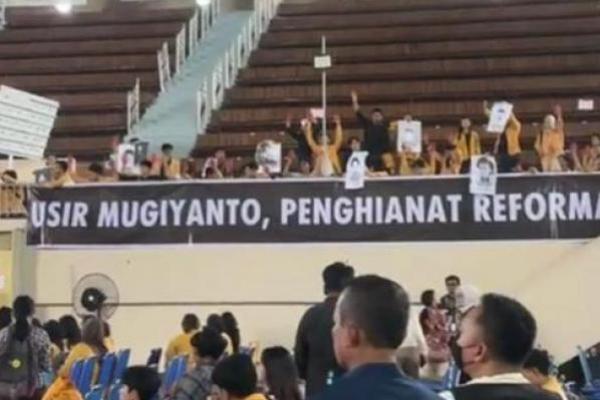 Sejumlah Mahasiswa membawa spanduk bertuliskan `Usir Mugiyanto, Penghianat Reformasi` saat melakukan aksi protes atas kedatangan Wamen HAM Mugiyanto di Universitas Mulawarman (Foto: SS IG/aksikamisankaltim) 