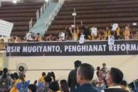 Sejumlah Mahasiswa membawa spanduk bertuliskan `Usir Mugiyanto, Penghianat Reformasi` saat melakukan aksi protes atas kedatangan Wamen HAM Mugiyanto di Universitas Mulawarman (Foto: SS IG/aksikamisankaltim)