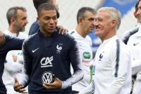 Pelatih Timnas Prancis, Didier Deschamps (kanan) dan penyerang Les Bleus, Kylian Mbappe (kiri) (Foto: Leparisien)