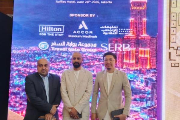 Manager Global Club Group Ahmed Adnan Makki (tengah) dan Mahmoud Al-Alobi (kiri) di kegiatan The 16th Umrah & Hajj International Tourism Fair 2026, pada Rabu (24/6) di Jakarta (Foto: Vaza/Katakini)  