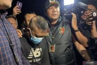 Petugas kepolisian saat menggiring pelaku penganiayaan dan penyekapan yakni Taufik Hidayat untuk menjalani pemeriksaan di Mapolda Jabar, Kota Bandung, Selasa (23/6/2026) (Foto: ANTARA/Rubby Jovan)