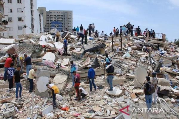 Tim melakukan pekerjaan pembersihan puing di sebuah bangunan yang runtuh setelah gempa bumi di Caracas, Venezuela, pada Rabu, 24 Juni 2026. /ANTARA/Diko Betancourt - Anadolu/pri. 