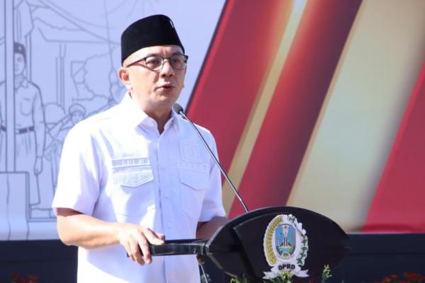 Wakil Ketua DPRD Provinsi Jawa Timur Deni Wicaksono saat menutup LKBB PB Provinsi Jawa Timur Tahun 2026 yang diselenggarakan MPR RI bekerja sama dengan Purna Paskibraka Indonesia (PPI) Provinsi Jawa Timur di Lapangan Upacara DPRD Provinsi Jawa Timur, Sabtu (27/6/2026). (Foto: Humas MPR) 