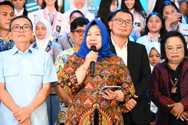 Plt Sekretaris Jenderal MPR RI Siti Fauziah usai menyerahkan piala, medali, dan piagam penghargaan serta menutup secara resmi LCC Empat Pilar MPR RI Tingkat Provinsi Sulut di Manado, Sabtu (Foto: Humas MPR) 